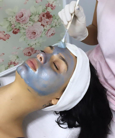 A limpeza de pele é um grande aliado na prevenção do envelhecimento, afinal o rosto é o nosso cartão de visita, invista em você e verá a diferença!
É muito comum achar que Limpeza de Pele é tudo igual que é só chegar na clínica deitar na maca e começar o processo de limpeza, extrair cravos e uma leve hidratação! ERRADO
Prezamos por uma limpeza de pele é INDIVIDUALIZADA pensando em sua necessidade.
Todo o processo que você irá passar!
→ Higienização;
→ Esfoliação;
→ Tonificação;
→ Emulsão Emoliente;
→ Extração de Cravos;
→ Máscara Hidratante;
→ Alta Frequência
Marque seu horário e venha nos conhecer.
Deixe seu contato abaixo e nossa recepção irá entrar em contato.