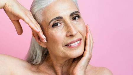A limpeza de pele é uma das técnicas mais procuradas pelas mulheres de 40, 50 e 60 anos. Pois é nessa fase que o rosto fica mais ressecado e sensível por conta da perda natural de água e colágeno.
Neste momento, os cuidados com a pele promove renovação celular, deixando-a mais suave, hidratada e nutrida 😊
Além disso, as manchas podem começar a ficar mais evidentes devido a exposição ao sol e a poluição.
Confira um passo a passo breve de como realizamos uma limpeza de pele em peles maduras.
✔ Uma higienização profunda, com dermocosméticos leves e sem a presença de álcool para não agredir as áreas que já estão naturalmente mais sensíveis;
✔ Peelings podem ser realizados nesta segunda etapa, para promover um afinamento da pele e melhorar a permeação (penetração) dos ativos que serão utilizados;
✔ Máscara emoliente associado ao vapor de ozônio ou por oclusão de 15 a 20 minutos, para facilitar a remoção de cravos que são muito comuns nessas faixas etárias;
✔ Remoção dos cravos e seborréias;
✔ E nesse quinto passo utilizamos máscaras específicas para cada tipo/característica da pele.
É indicado que a cliente continue todos esses cuidados em casa, utilizando o home-care indicado pela profissional. E que retorne mensalmente a para continuidade do tratamento, pois os protocolos mudam conforme a melhora da pele.
Sua pele te apresenta e te representa especialmente na sua maturidade.
Cuide bem dela.
Informe seu contato abaixo e nossa recepção irá entrar em contato para marcarmos sua avaliação.
Profissional responsável: Tatiane Braga