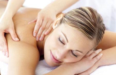 Quando pensamos em massagem, muitas vezes visualizamos um momento de relaxamento. 💆♀️
A massagem realmente é uma ótima maneira de escapar do estresse diário, mas estudos estão mostrando que a obter massagens regularmente são benéficas em uma variedade de áreas, incluindo benefícios emocionais e físicos.
Aqui estão as 10 principais razões para incorporar a massagem em seu dia a dia:
1. Massagem reduz o estresse
Uma única sessão com um massoterapeuta pode reduzir sua frequência cardíaca, diminui a produção do cortisol (hormônio que é de extrema importância para o funcionamento perfeito do organismo) e nivelar os níveis de insulina em nosso corpo.
2. Massagem ajuda a relaxar
Após uma sessão de massagem você vai se beneficiar com uma série de respostas químicas do cérebro que incentivam sensações de relaxamento, diminuindo o estresse e melhorando até seu humor.
3. Massagem melhora a postura
A massagem pode ajudar seu corpo para reforçar movimentos saudáveis e naturais, contribuindo para corrigir problemas de postura.
4. Massagem melhora a circulação
A pressão da massagem pode mover o sangue através do corpo para os músculos que precisam de cuidados especiais, pode curar locais tensos e é capaz de remover resíduos metabólicos.
5. Massagem reduz a pressão arterial
Pesquisas afirmam que a massagem pode reduzir a pressão arterial diastólica e sistólica.
6. Massagem relaxa os músculos
Ficar sentado por muito tempo pode causar dores crônicas nas costas.
A massagem pode ajudar com a dor persistente relaxando os músculos da região.
7. Massagem melhora a flexibilidade
O sedentarismo e a idade podem fazer as articulações ficarem menos flexíveis, a massagem é uma ótima terapia para ajudar a melhorar a fluidez e amplitude de movimento nas articulações e tecidos conjuntivos.
8. Massagem ajuda a respirar melhor
E possível através da massagem descontrair a respiração, realizando o relaxamento de músculos da parte superior do corpo.
9. Massagem alivia dores de cabeça
Muitos problemas de dores de cabeça podem ser resolvidos com a massagem. Uma das principais vantagens é que a massagem reduz a chance de desenvolver uma dor de cabeça no futuro, relaxando os espasmos musculares e pontos de disparo.
10. Massagem fortalece o sistema imunológico
Estudos têm demonstrado que realizar massagem regularmente pode melhorar o funcionamento imunológico geral do seu corpo.
Então você ta esperando oque, isso e muito mais você so encontra aqui na Estética Aguilar 🌺😍
Deixe seu contato abaixo que entraremos em contato!!