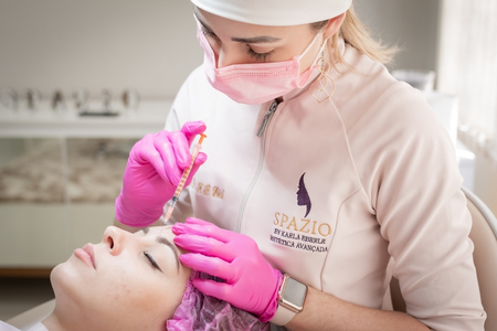 Quando o assunto é rejuvenescimento e estética facial o campeão é o BOTOX®
INDICAÇÕES DA TOXINA:
- Atenuar de rugas de expressão
- Promover um sorriso mais harmonioso
- Melhorar assimetrias
- Desordens dolorosas musculoesqueléticas (Dor de cabeça e Bruxismo)
👩🏼⚕️ Dra Karla Eberle - CRECS 59.005
✍🏻 Para efetuar o BOTOX® da melhor forma é necessário uma avaliação.
✅ CONDIÇÕES ESPECIAIS. Informe seus dados e nossa consultora irá entrar em contato