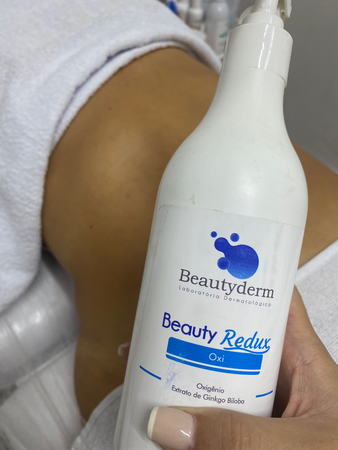 O melhor procedimento para quem procura eliminar gordura localizada, flacidez e celulite. O LIPOSHOCK é um tratamento revolucionário que reduz as medidas pela técnica da ciclotermia.
Não se preocupe, apesar do nome "shock", não é um procedimento doloroso. Ele recebe esse nome pois os cremes que são aplicados durante as sessões atuam nas células de gordura através da oscilação de temperatura, podendo aumentar o metabolismo em até 300 vezes.
O grande sucesso do Liposhock é que os seus resultados são vistos logo na primeira sessão.
Acompanhe resultados no nosso Instagram:
@ananoronhaestetica