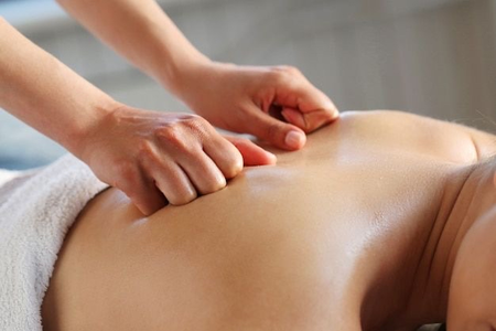 Em dias corridos e cheios de compromissos, nada como relaxar com uma boa massagem relaxante, né? Além de ajudar a acalmar um pouco as mentes agitadas, ainda ajuda a deixar o corpo menos tenso e diminuir um pouco o ritmo.
Além do bem estar que uma massagem relaxante pode trazer, existem outros benefícios que você pode sentir em apenas uma sessão:
Diminuição do fluxo de pensamentos acelerados.
Relaxamento dos músculos e, por consequência, diminuição de dores musculares.
Diminuição da ansiedade e também do estresse
Alívio de enxaquecas e dores de cabeça
Melhora da circulação sanguínea e do sistema imunológico
Ajuda no tratamento de insônia
Melhora o funcionamento do intestino e ajuda na eliminação de toxinas pelo corpo
Recarrega as energias e pode ajudar na sua produtividade diária
Fazer a massagem semanalmente irá realmente trazer ganhos maravilhosos para o seu corpo e para a sua mente.